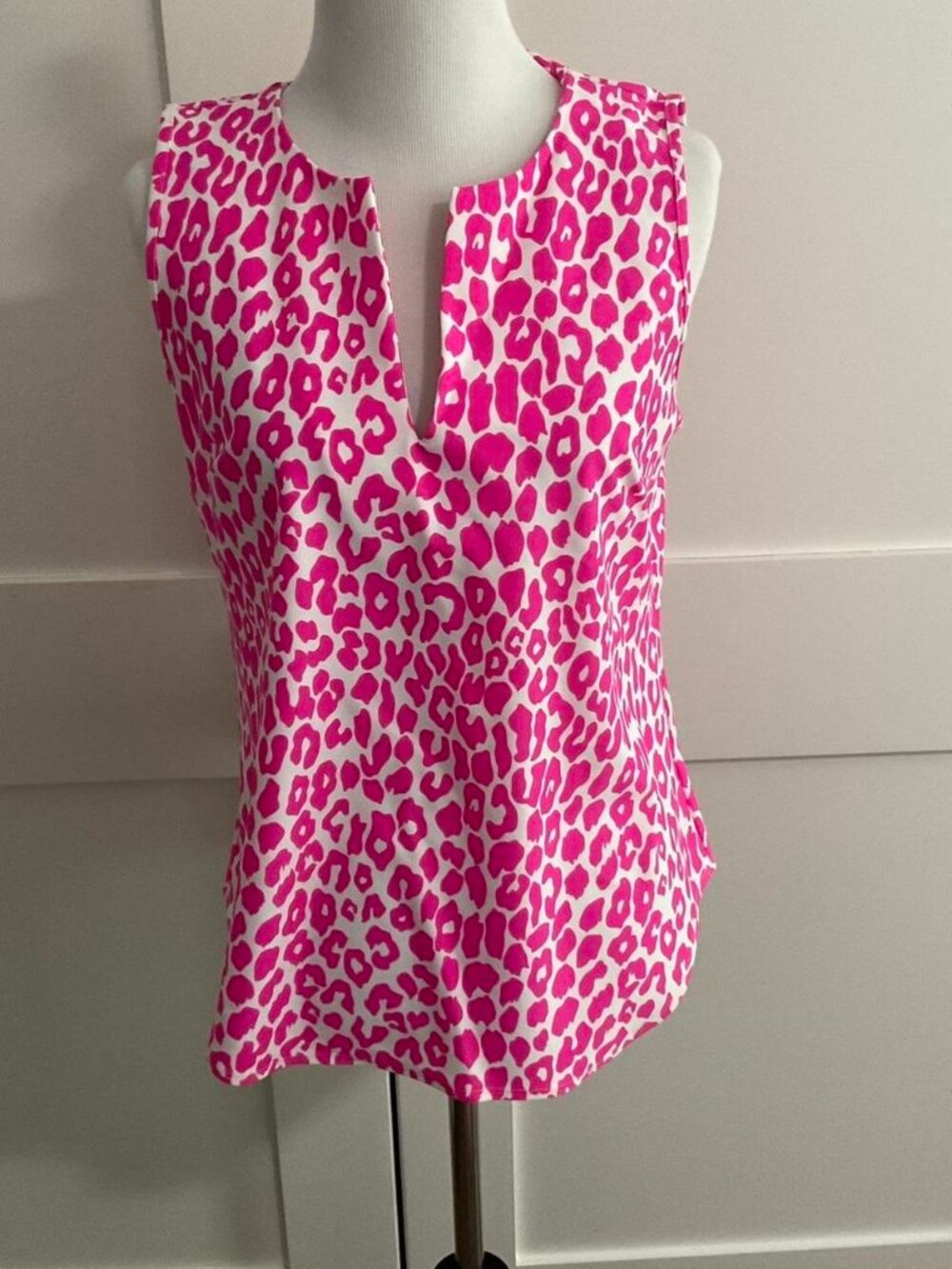 Jude Connally NWT Pink Leopard Print Sleeveless Blouse | Split V-Neck | Size: S